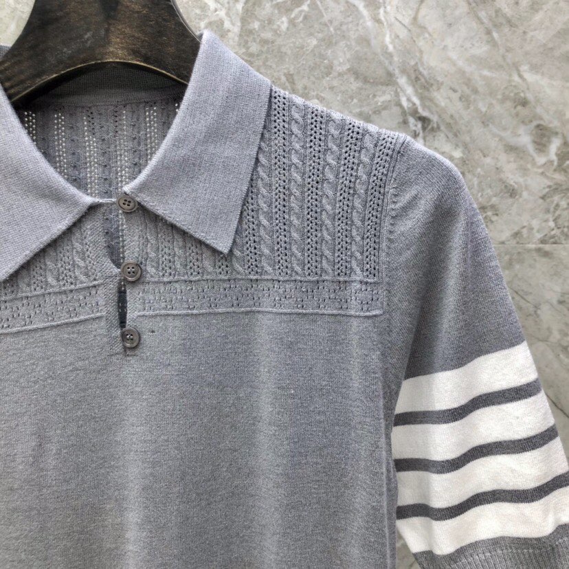 THOM BROWNE 汤姆布朗 TB🌺翻领提花小狗短袖针织翻领T恤 \n码数：0-2 颜色：白、灰、藏