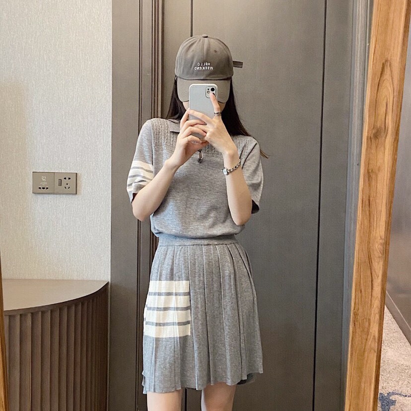 官网图 上身图\nTHOM BROWNE 汤姆布朗 TB🌺翻领提花小狗短袖针织翻领T恤 \n码数：0-2