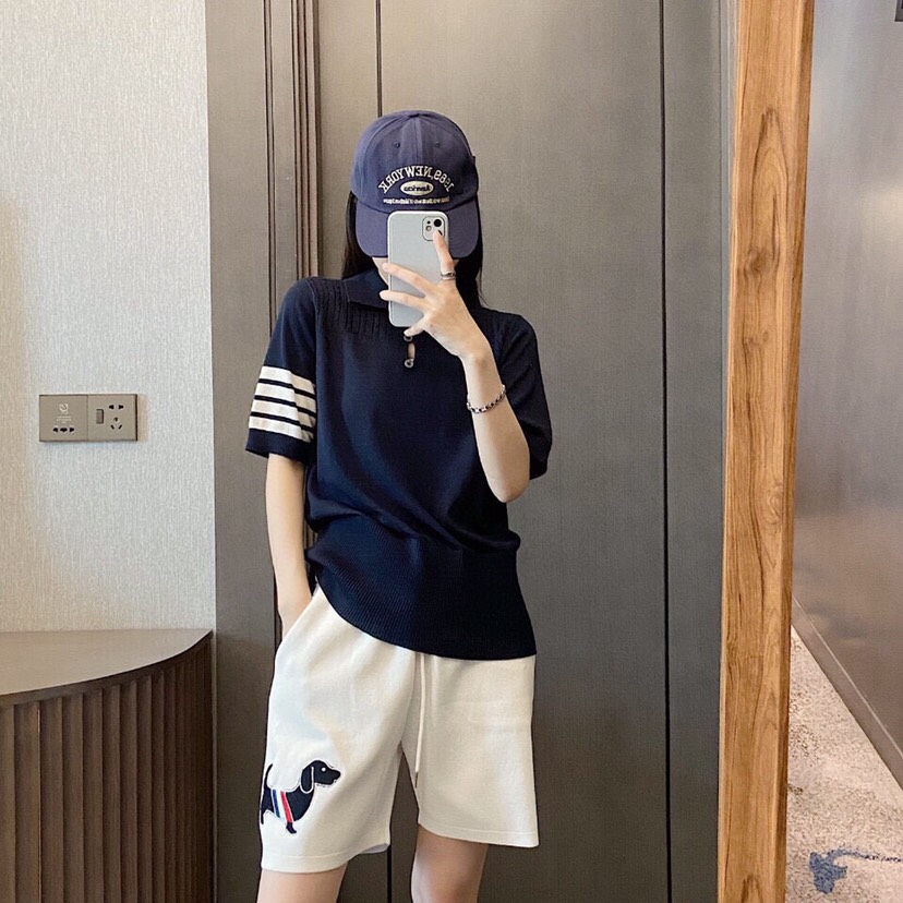 官网图 上身图\nTHOM BROWNE 汤姆布朗 TB🌺翻领提花小狗短袖针织翻领T恤 \n码数：0-2