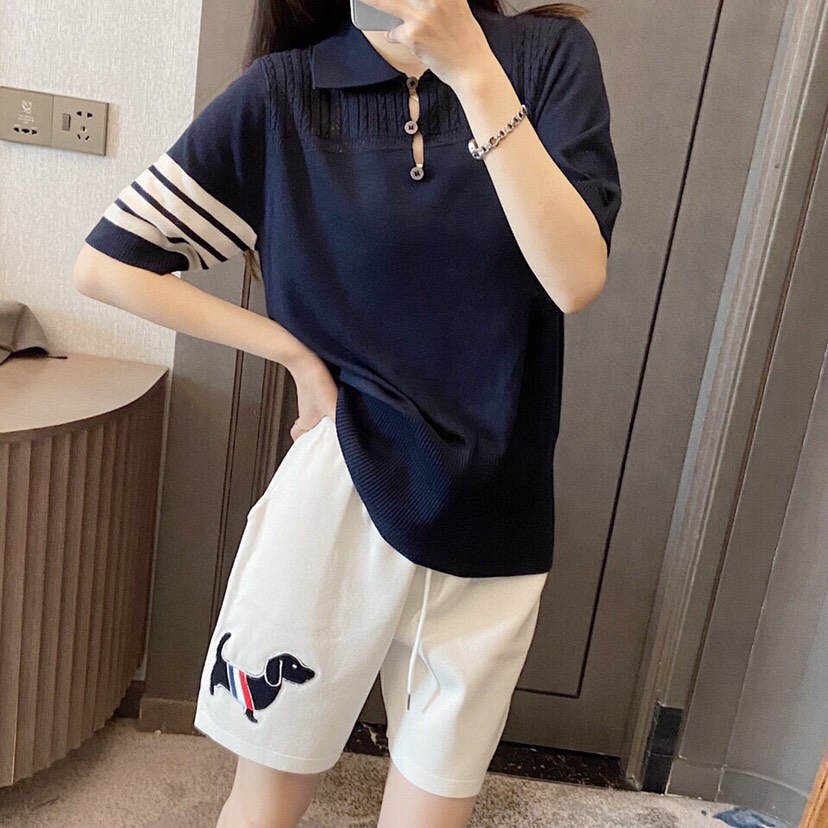 官网图 上身图\nTHOM BROWNE 汤姆布朗 TB🌺翻领提花小狗短袖针织翻领T恤 \n码数：0-2