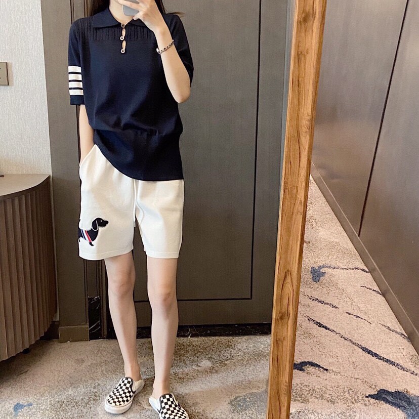 官网图 上身图\nTHOM BROWNE 汤姆布朗 TB🌺翻领提花小狗短袖针织翻领T恤 \n码数：0-2