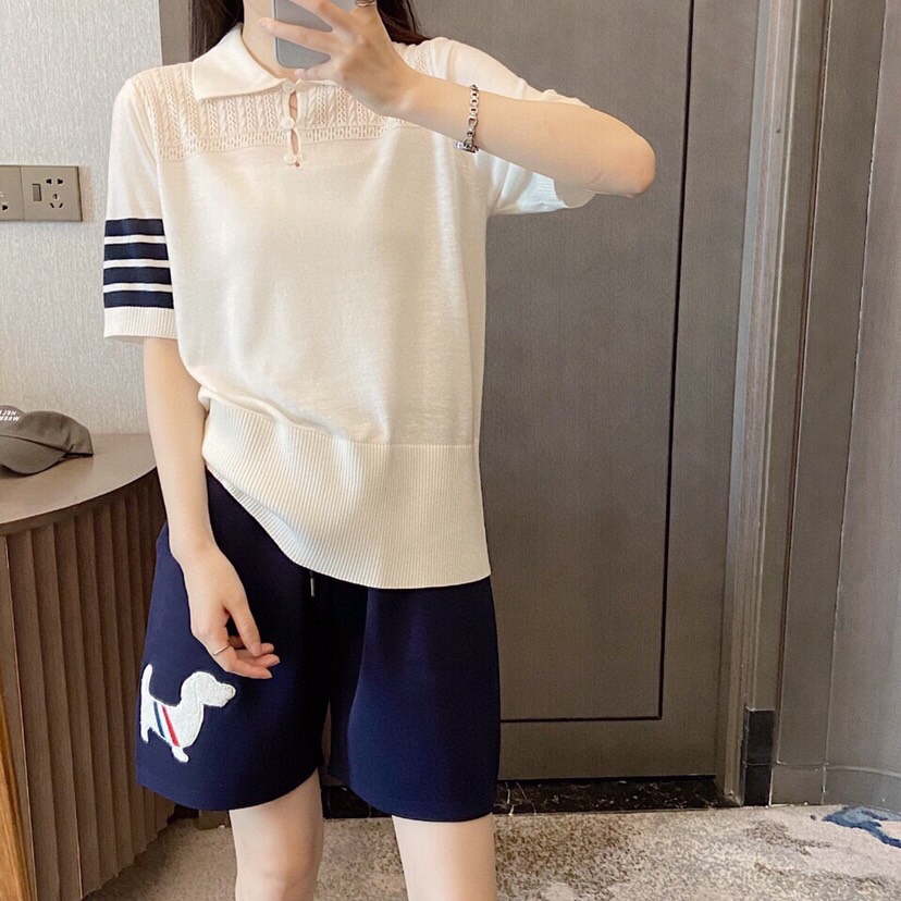 官网图 上身图\nTHOM BROWNE 汤姆布朗 TB🌺翻领提花小狗短袖针织翻领T恤 \n码数：0-2