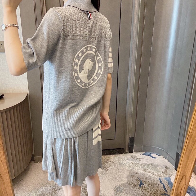 官网图 上身图\nTHOM BROWNE 汤姆布朗 TB🌺翻领提花小狗短袖针织翻领T恤 \n码数：0-2