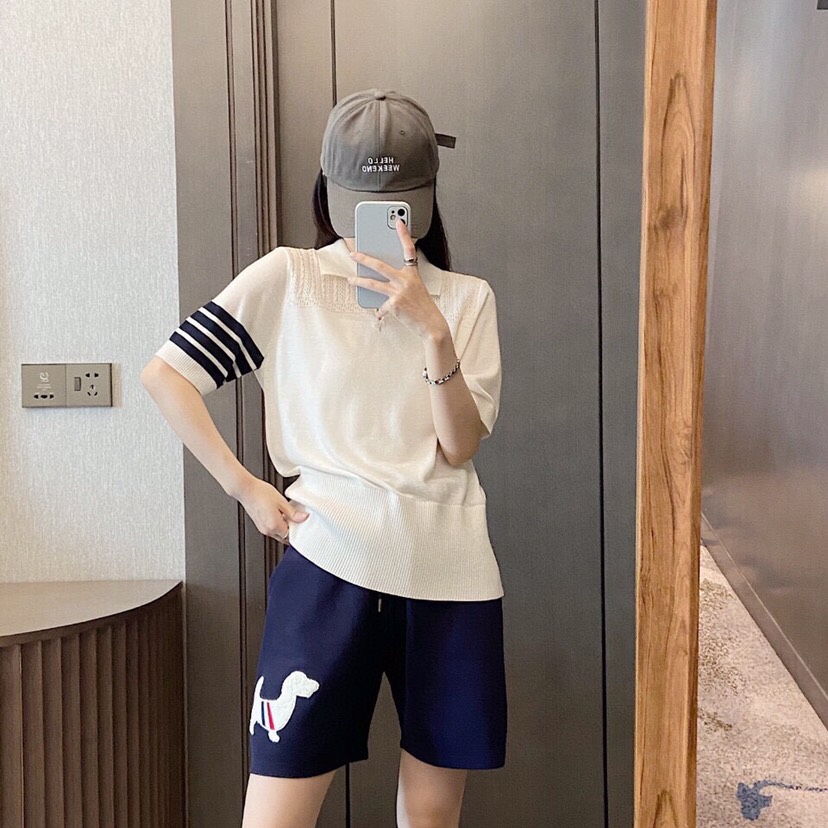 官网图 上身图\nTHOM BROWNE 汤姆布朗 TB🌺翻领提花小狗短袖针织翻领T恤 \n码数：0-2