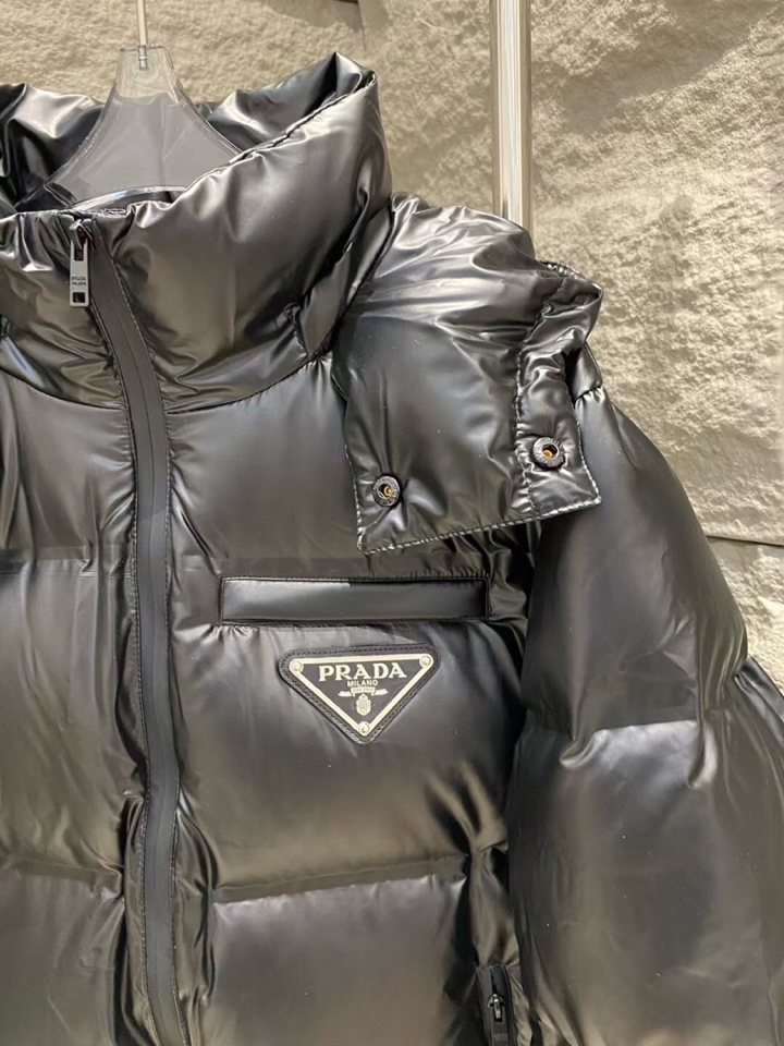 Prada 普拉达新款黑科技压胶羽绒服外套\n压胶高端定制！轻熟商务最爱系列，极简主义风格。90绒填充。