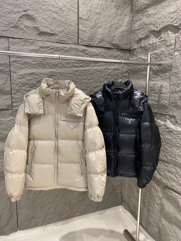 Prada 普拉达新款黑科技压胶羽绒服外套\n压胶高端定制！轻熟商务最爱系列，极简主义风格。90绒填充。