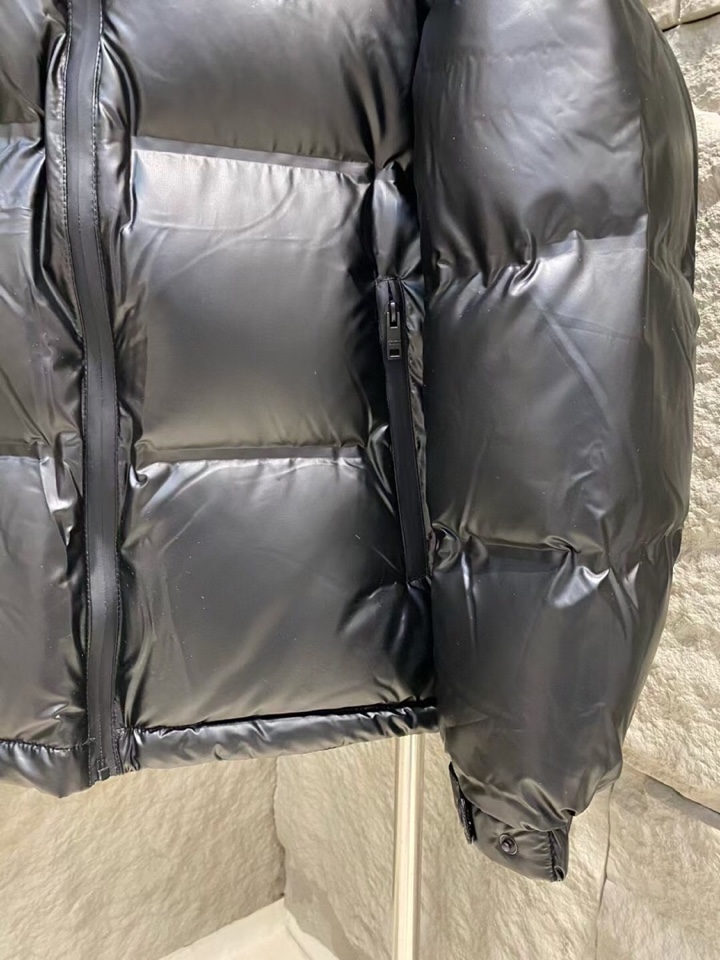 Prada 普拉达新款黑科技压胶羽绒服外套\n压胶高端定制！轻熟商务最爱系列，极简主义风格。90绒填充。