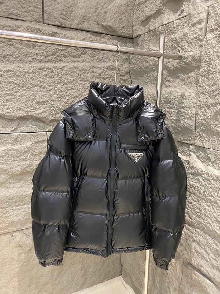Prada 普拉达新款黑科技压胶羽绒服外套\n压胶高端定制！轻熟商务最爱系列，极简主义风格。90绒填充。