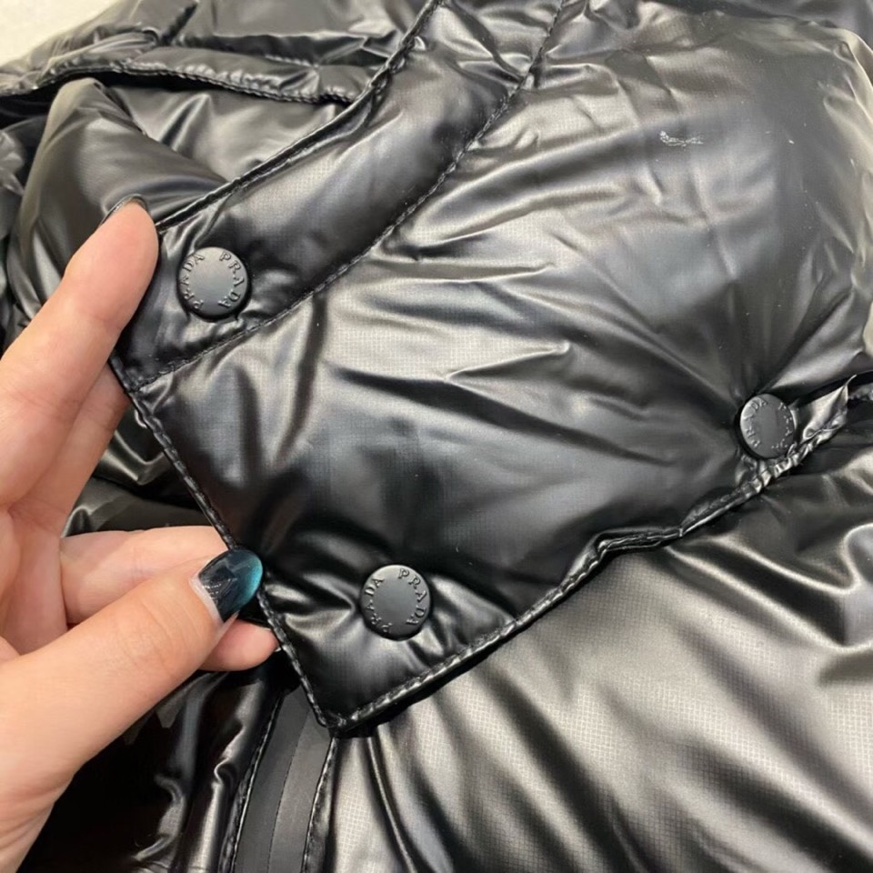 Prada 普拉达新款黑科技压胶羽绒服外套\n压胶高端定制！轻熟商务最爱系列，极简主义风格。90绒填充。
