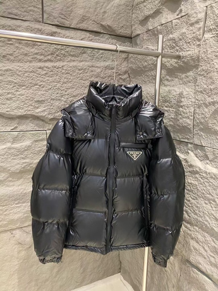 Prada 普拉达新款黑科技压胶羽绒服外套\n压胶高端定制！轻熟商务最爱系列，极简主义风格。90绒填充。