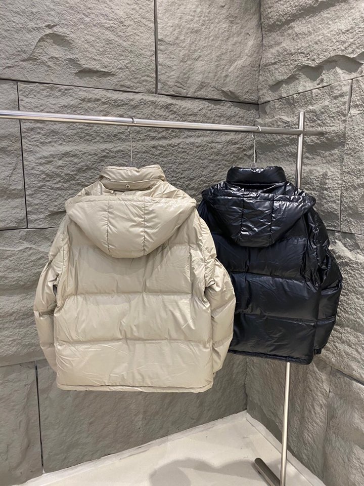 Prada 普拉达新款黑科技压胶羽绒服外套\n压胶高端定制！轻熟商务最爱系列，极简主义风格。90绒填充。