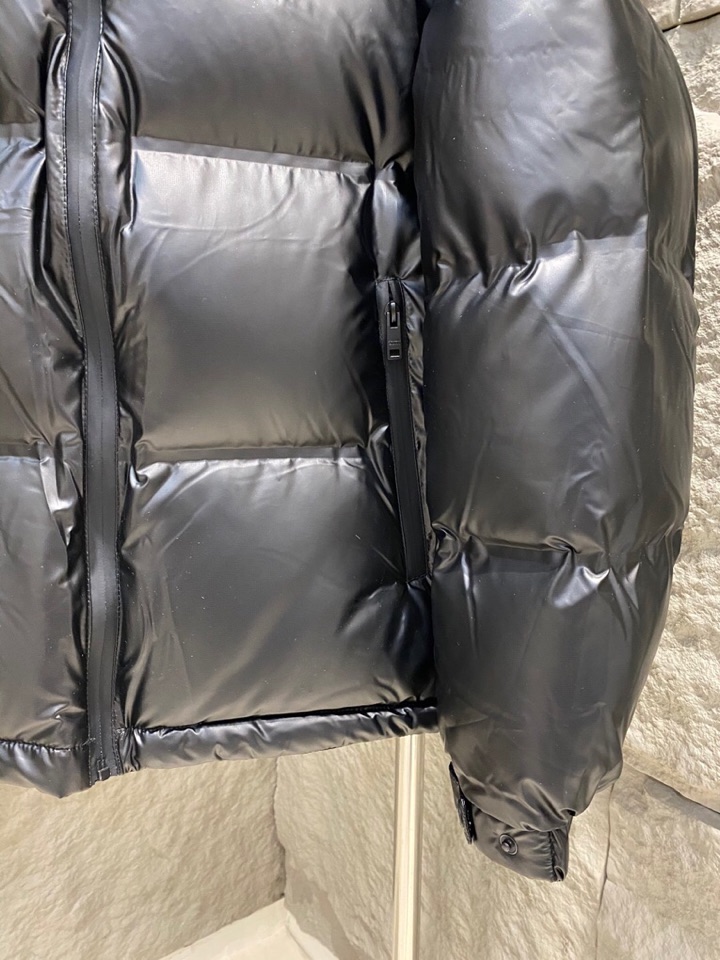 Prada 普拉达新款黑科技压胶羽绒服外套\n压胶高端定制！轻熟商务最爱系列，极简主义风格。90绒填充。