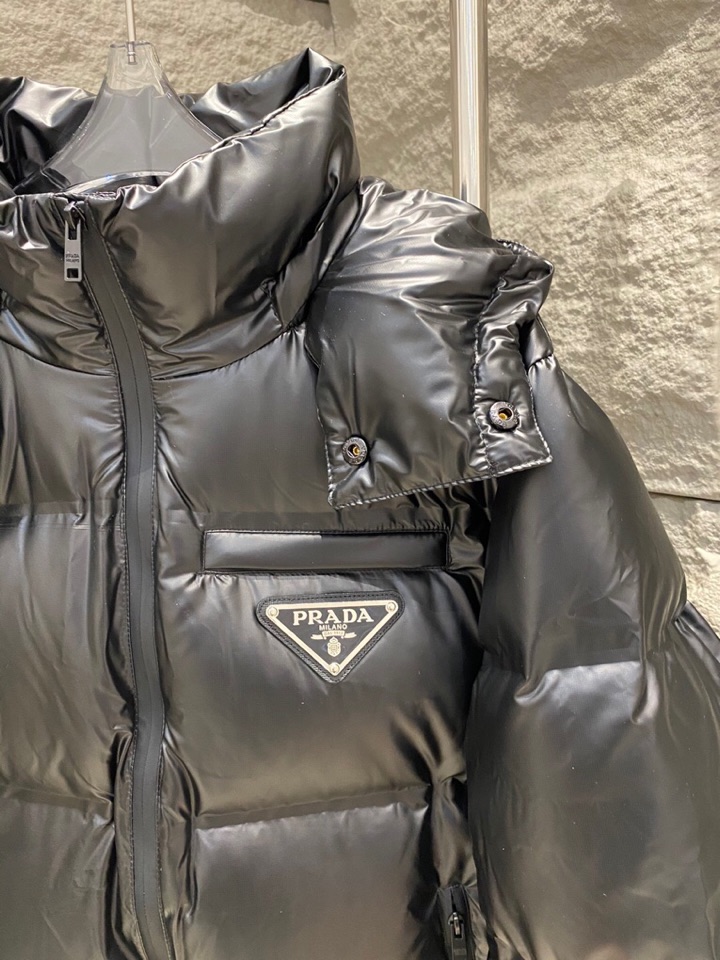 Prada 普拉达新款黑科技压胶羽绒服外套\n压胶高端定制！轻熟商务最爱系列，极简主义风格。90绒填充。