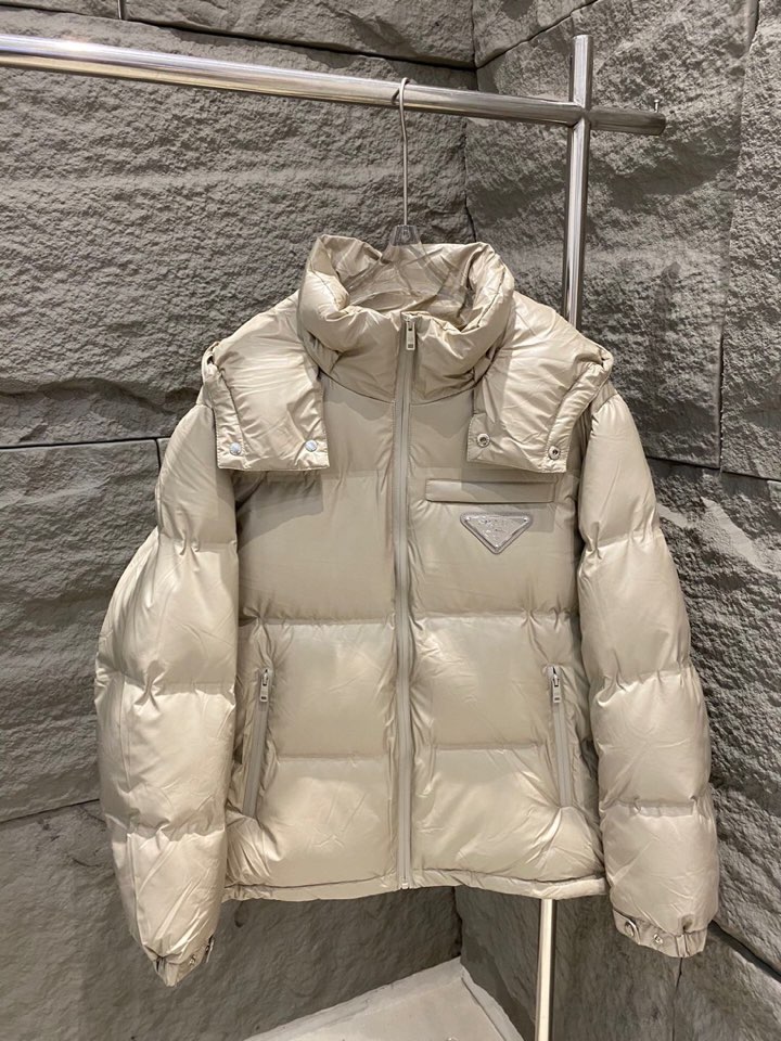 Prada 普拉达新款黑科技压胶羽绒服外套\n压胶高端定制！轻熟商务最爱系列，极简主义风格。90绒填充。