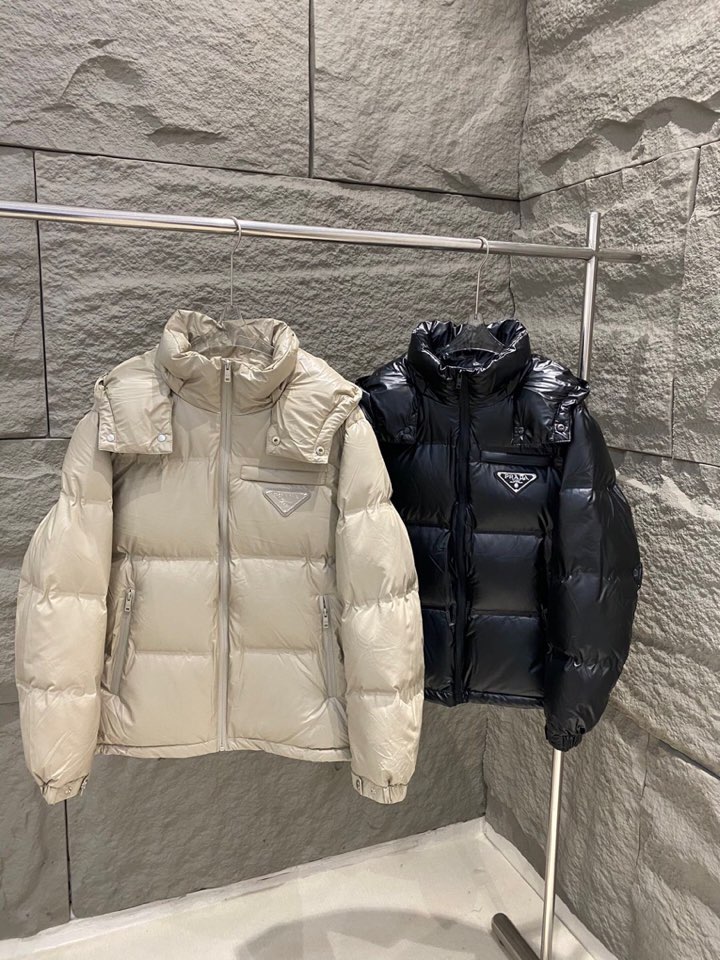Prada 普拉达新款黑科技压胶羽绒服外套\n压胶高端定制！轻熟商务最爱系列，极简主义风格。90绒填充。