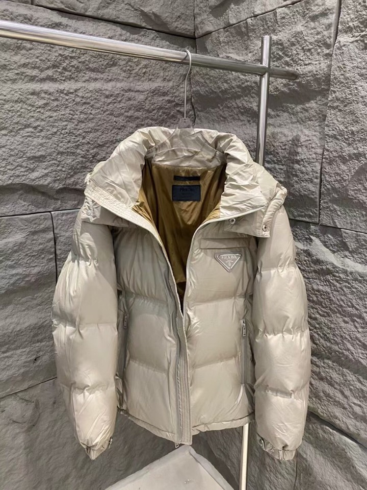 Prada 普拉达新款黑科技压胶羽绒服外套\n压胶高端定制！轻熟商务最爱系列，极简主义风格。90绒填充。