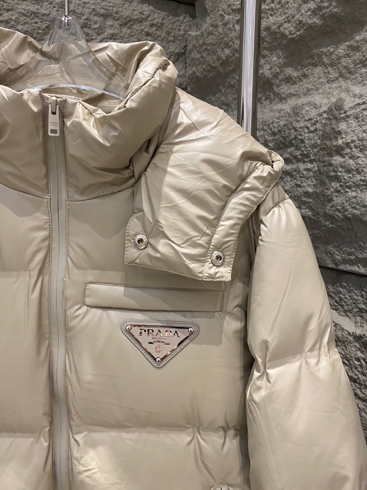 Prada 普拉达新款黑科技压胶羽绒服外套\n压胶高端定制！轻熟商务最爱系列，极简主义风格。90绒填充。