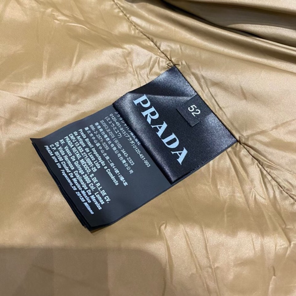 Prada 普拉达新款黑科技压胶羽绒服外套\n压胶高端定制！轻熟商务最爱系列，极简主义风格。90绒填充。