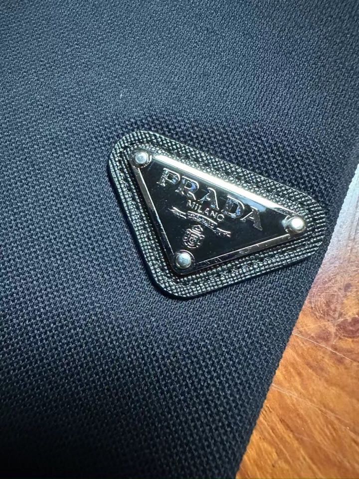 Prada 普拉达经典三角标翻领长袖T恤POLO衫，210克丝光棉质面料，黑色，深宝兰两个色，品质优良，