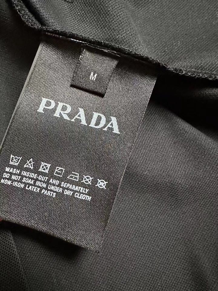 Prada 普拉达经典三角标翻领长袖T恤POLO衫，210克丝光棉质面料，黑色，深宝兰两个色，品质优良，