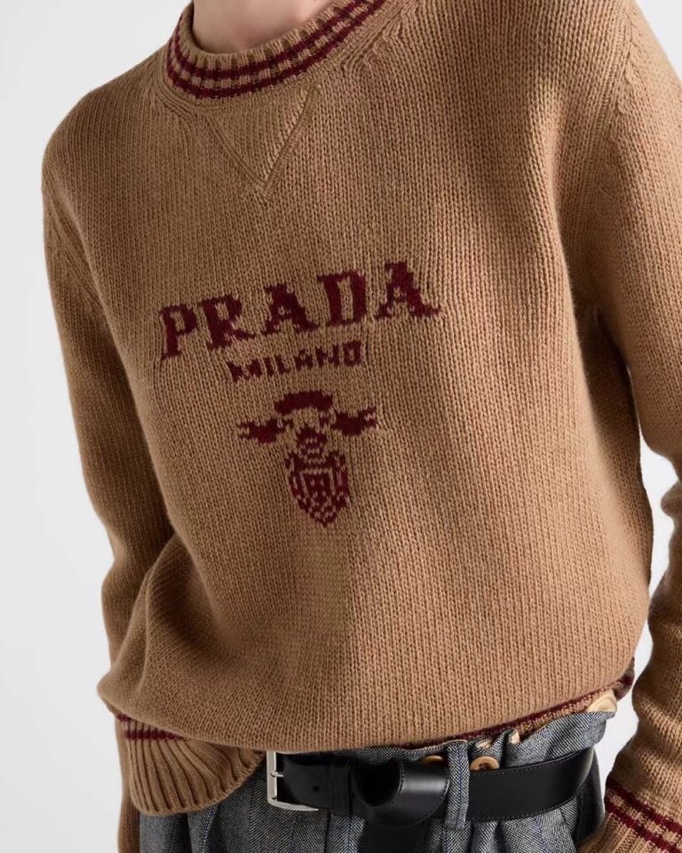 Prada 普拉达男女同款情侣款徽标图案提花羊毛混纺圆领毛衣羊毛衫，50%羊毛，正常版型，粗针厚版，齐！