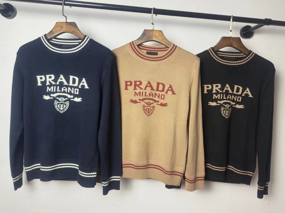 Prada 普拉达男女同款情侣款徽标图案提花羊毛混纺圆领毛衣羊毛衫，50%羊毛，正常版型，粗针厚版，齐！