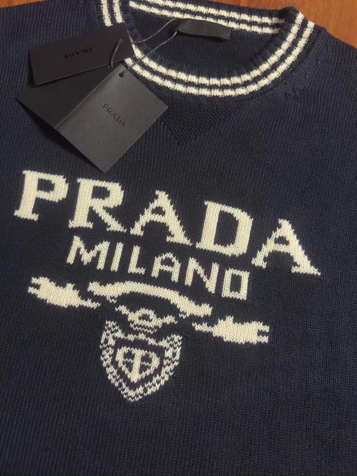 Prada 普拉达男女同款情侣款徽标图案提花羊毛混纺圆领毛衣羊毛衫，50%羊毛，正常版型，粗针厚版，齐！