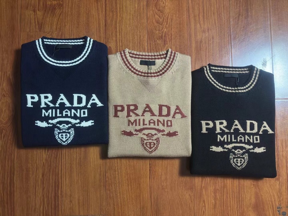 Prada 普拉达男女同款情侣款徽标图案提花羊毛混纺圆领毛衣羊毛衫，50%羊毛，正常版型，粗针厚版，齐！