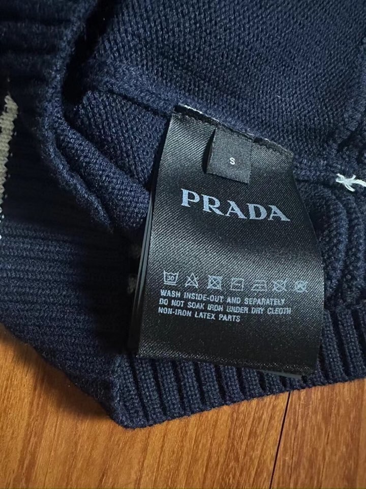 Prada 普拉达男女同款情侣款徽标图案提花羊毛混纺圆领毛衣羊毛衫，50%羊毛，正常版型，粗针厚版，齐！