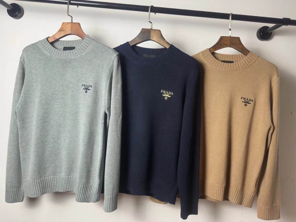 Prada 普拉达粗针圆领毛衣，百灵达刺绣胸花，衣服厚重有质感，简约大气风格，标齐 男女同款情侣款\n码