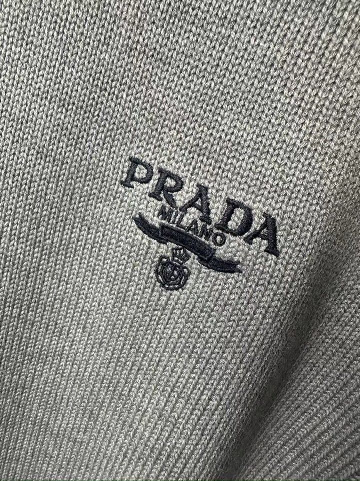 Prada 普拉达粗针圆领毛衣，百灵达刺绣胸花，衣服厚重有质感，简约大气风格，标齐 男女同款情侣款\n码