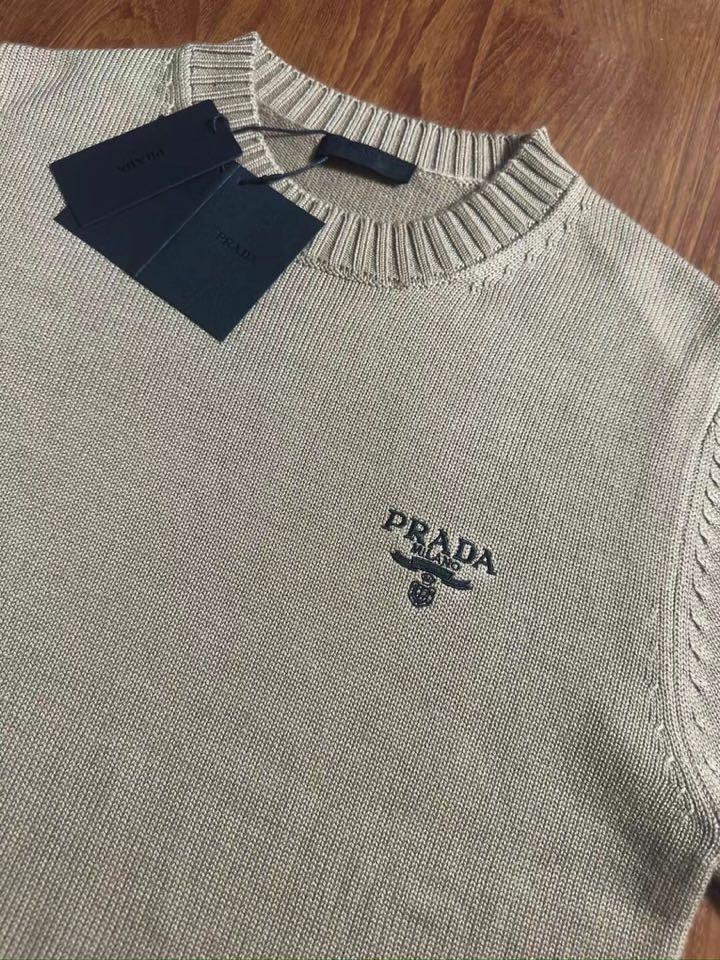 Prada 普拉达粗针圆领毛衣，百灵达刺绣胸花，衣服厚重有质感，简约大气风格，标齐 男女同款情侣款\n码