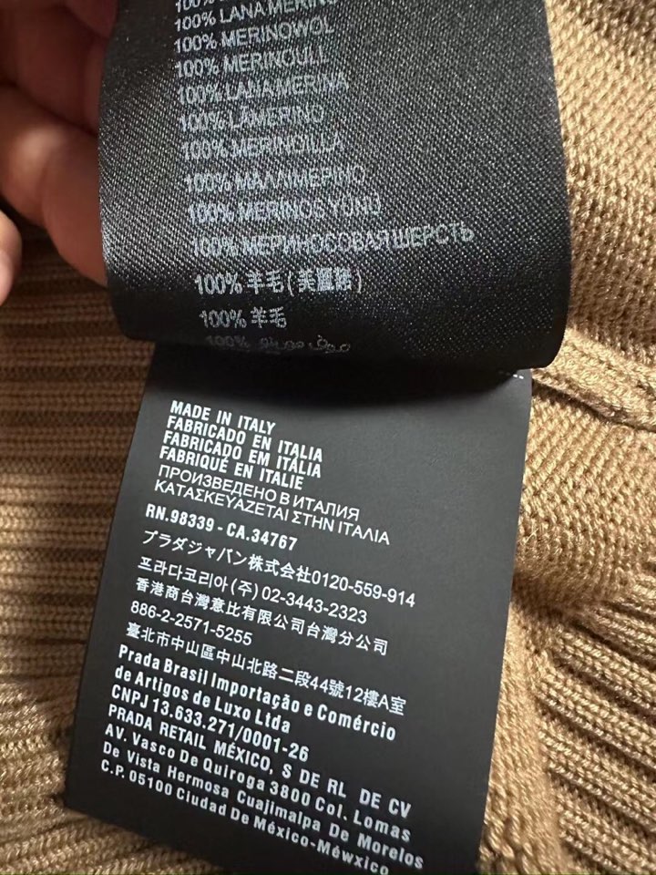 Prada 普拉达粗针圆领毛衣，百灵达刺绣胸花，衣服厚重有质感，简约大气风格，标齐 男女同款情侣款\n码