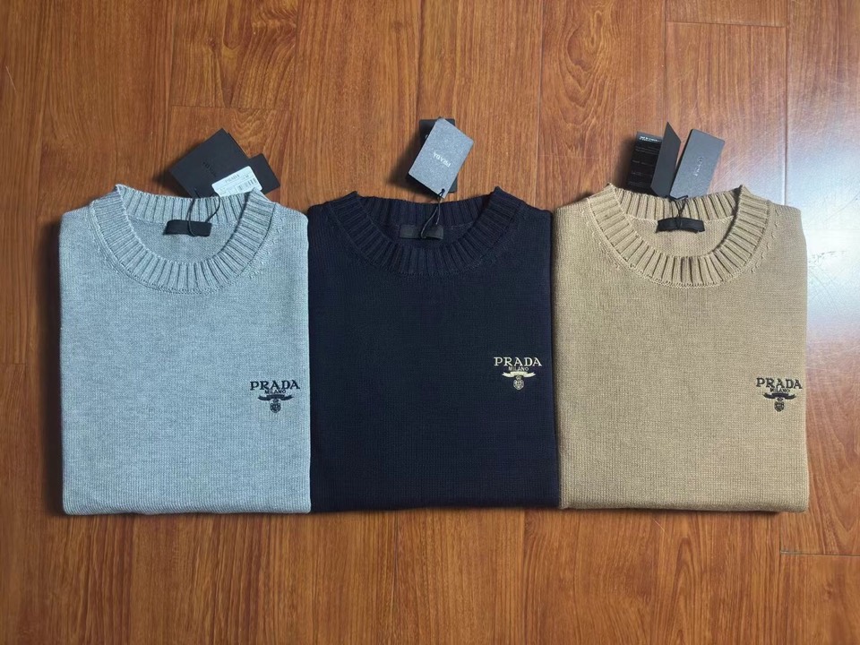 Prada 普拉达粗针圆领毛衣，百灵达刺绣胸花，衣服厚重有质感，简约大气风格，标齐 男女同款情侣款\n码