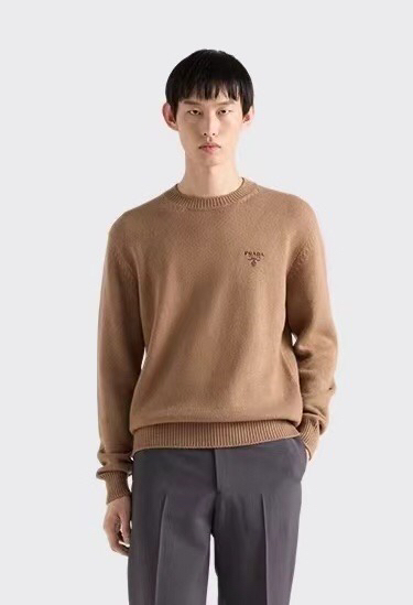 Prada 普拉达粗针圆领毛衣，百灵达刺绣胸花，衣服厚重有质感，简约大气风格，标齐 男女同款情侣款\n码