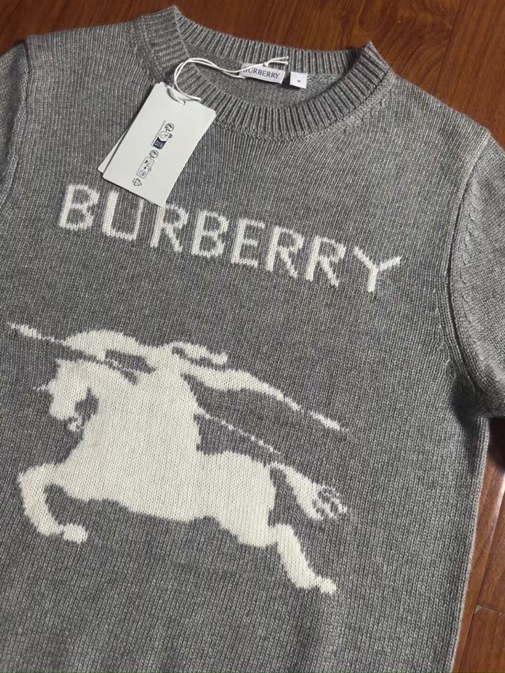 Burberry 巴宝莉战马提花粗针圆领毛衣羊毛衫，男女同款情侣款，羊毛含量80%，手感柔软，质地细腻，