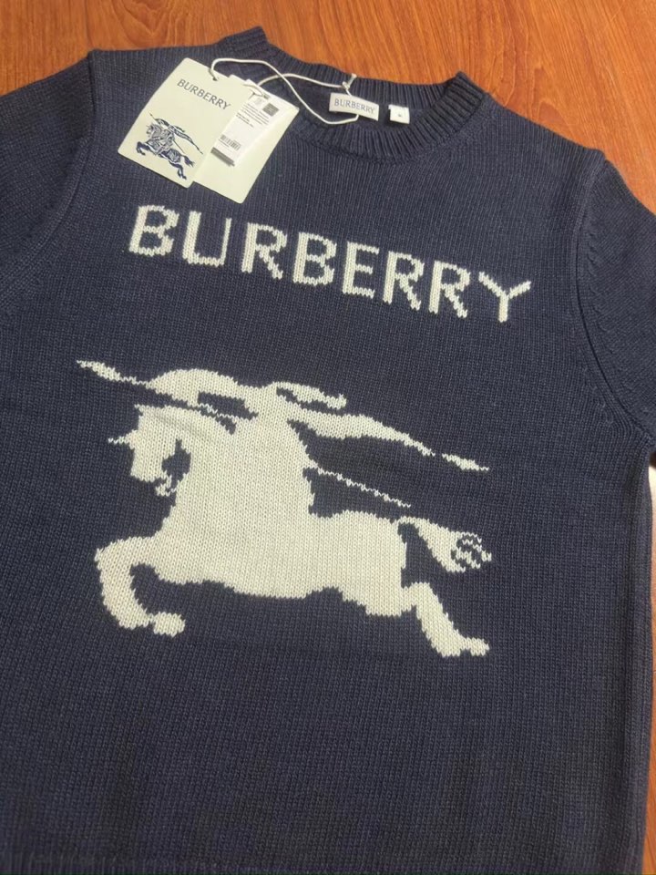 Burberry 巴宝莉战马提花粗针圆领毛衣羊毛衫，男女同款情侣款，羊毛含量80%，手感柔软，质地细腻，