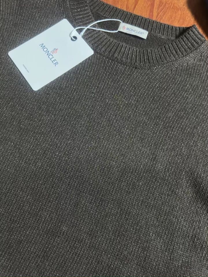 Moncler 蒙口新款粗针圆领毛衣，男女同款情侣款，80%羊毛含量，袖标双层牛皮设计，衣服柔软保暖，简