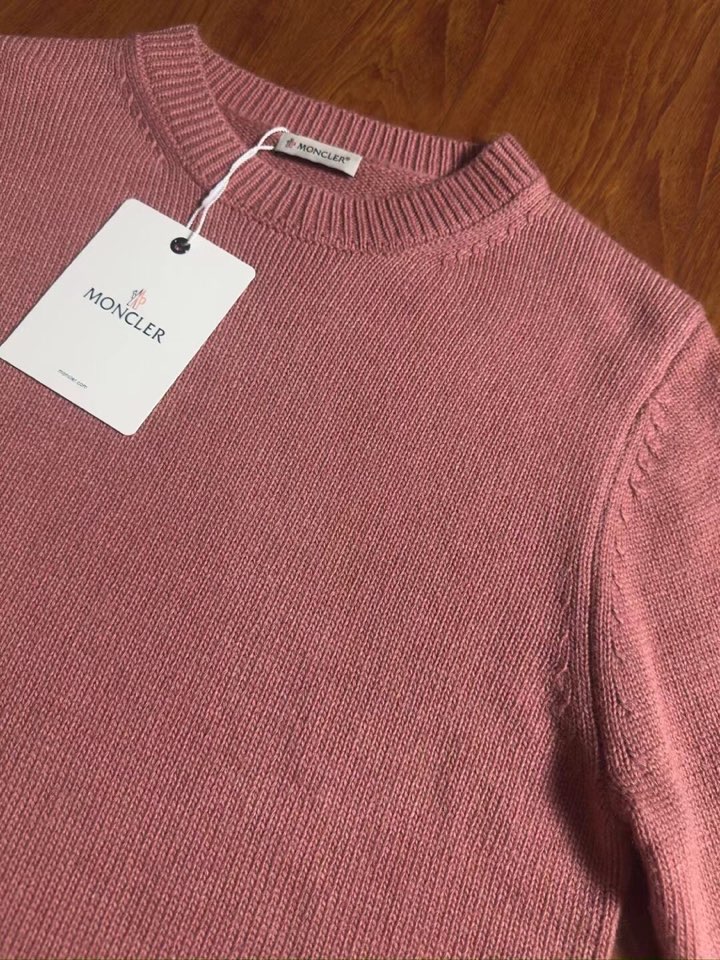 Moncler 蒙口新款粗针圆领毛衣，男女同款情侣款，80%羊毛含量，袖标双层牛皮设计，衣服柔软保暖，简