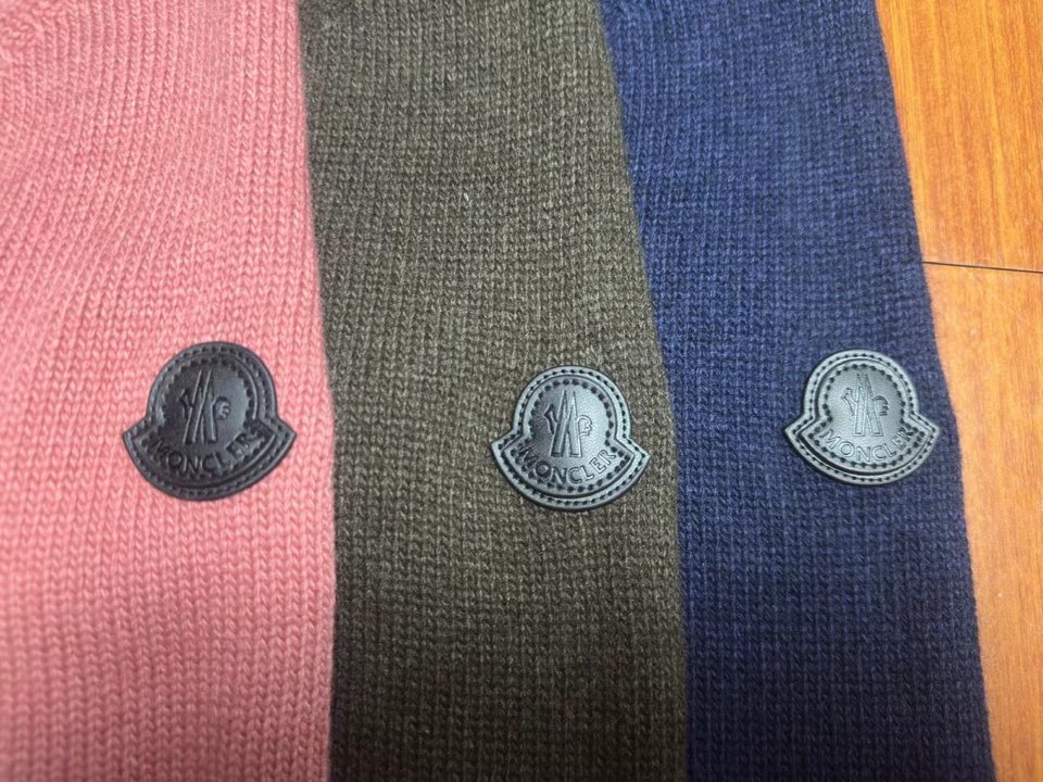 Moncler 蒙口新款粗针圆领毛衣，男女同款情侣款，80%羊毛含量，袖标双层牛皮设计，衣服柔软保暖，简