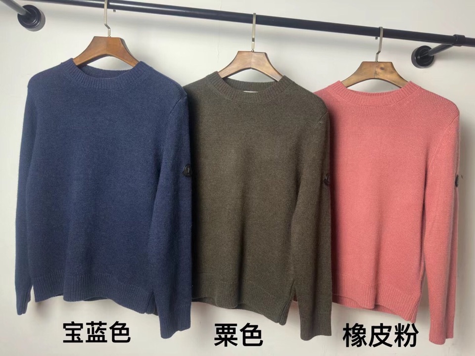 Moncler 蒙口新款粗针圆领毛衣，男女同款情侣款，80%羊毛含量，袖标双层牛皮设计，衣服柔软保暖，简