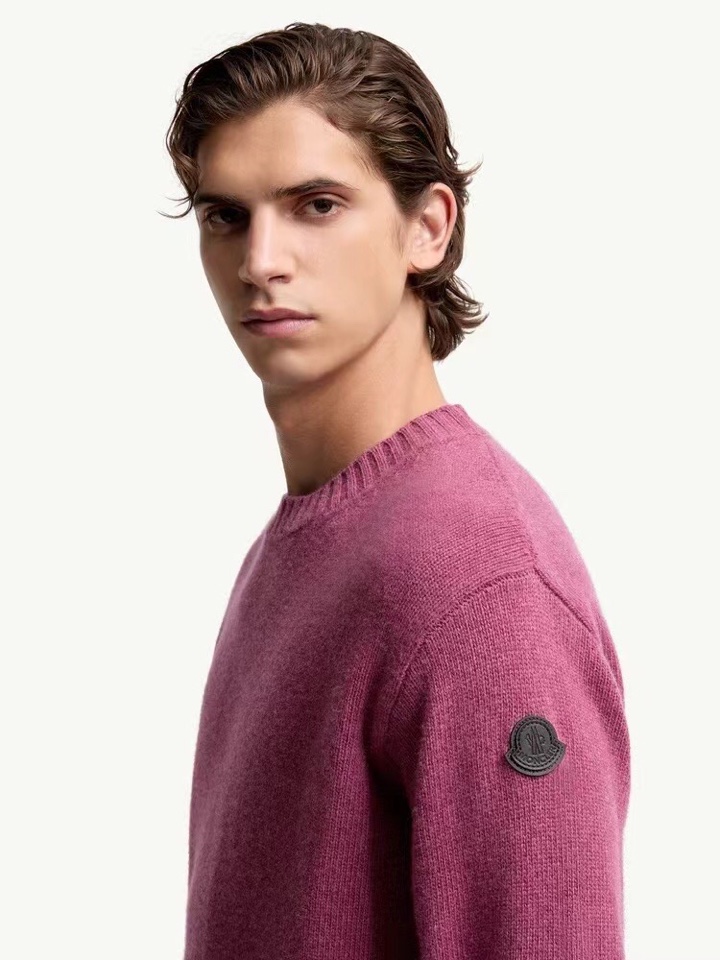 Moncler 蒙口新款粗针圆领毛衣，男女同款情侣款，80%羊毛含量，袖标双层牛皮设计，衣服柔软保暖，简
