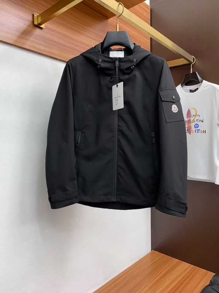 Moncler 蒙口2025新品时尚休闲夹克外套，进口原版科技面料，上身舒适透气，百搭不挑人，时尚都市成