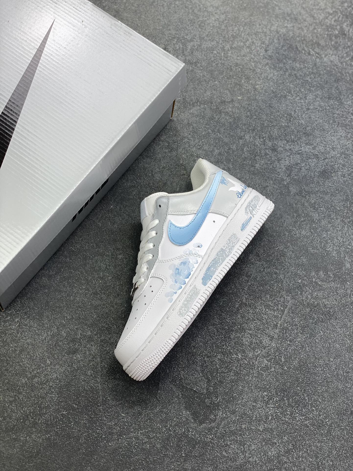 图片[7]-【定制球鞋】纯手工绘画Nike Air Force 1 空军一号 手绘 蝴蝶梦境 防滑耐磨 低帮 板鞋 男女同款 白黑色折边针车 工艺难度大 原楦头原纸板 原装鞋盒 定制五金配件 内置全掌气垫 原厂鞋底 货号：CW2288-111 尺码：36 36.5 37.5 38 38.5 39 40 405. 41 42 42.5 43 44 44.5 45-选品中心