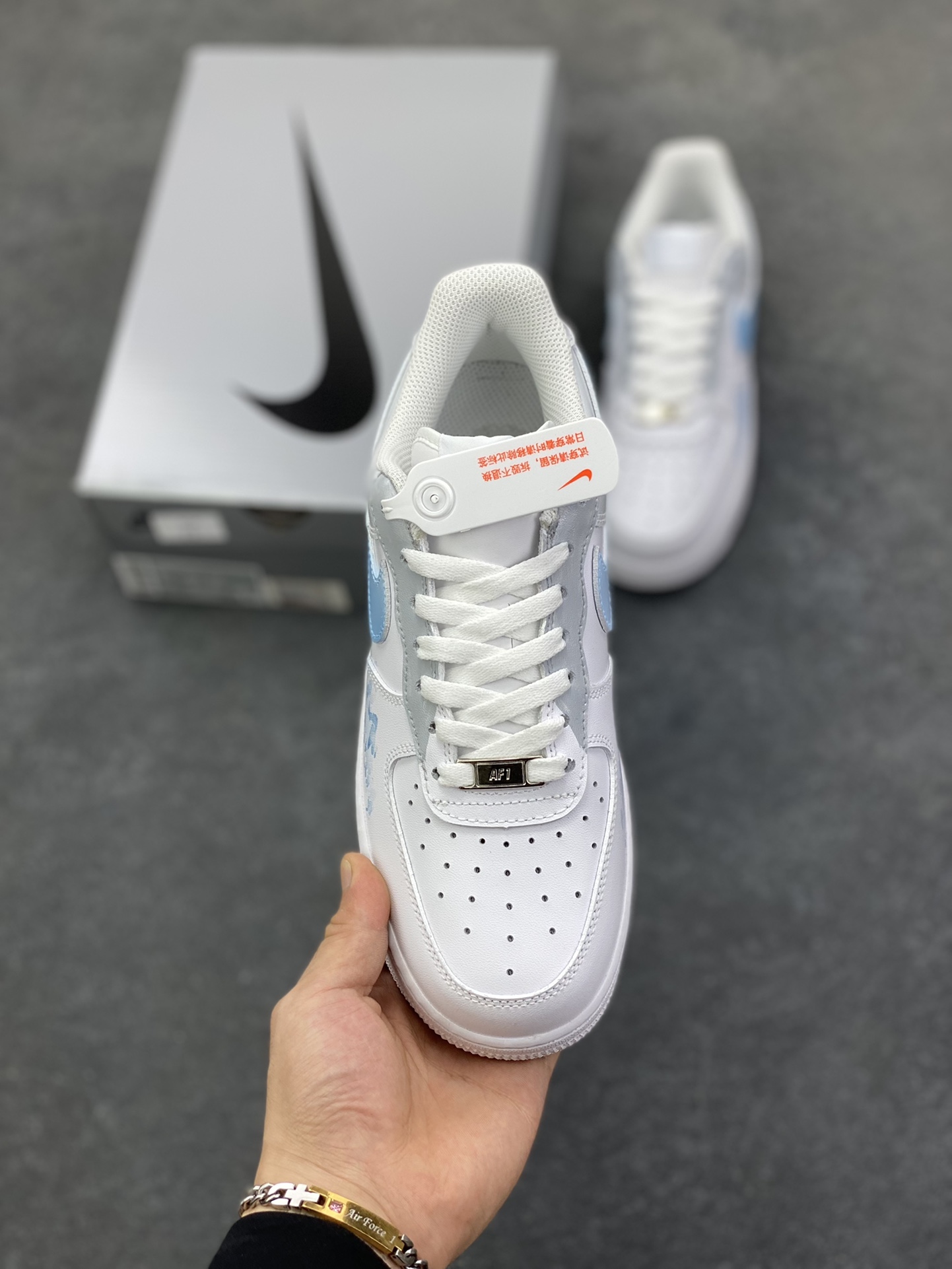 图片[2]-【定制球鞋】纯手工绘画Nike Air Force 1 空军一号 手绘 蝴蝶梦境 防滑耐磨 低帮 板鞋 男女同款 白黑色折边针车 工艺难度大 原楦头原纸板 原装鞋盒 定制五金配件 内置全掌气垫 原厂鞋底 货号：CW2288-111 尺码：36 36.5 37.5 38 38.5 39 40 405. 41 42 42.5 43 44 44.5 45-选品中心