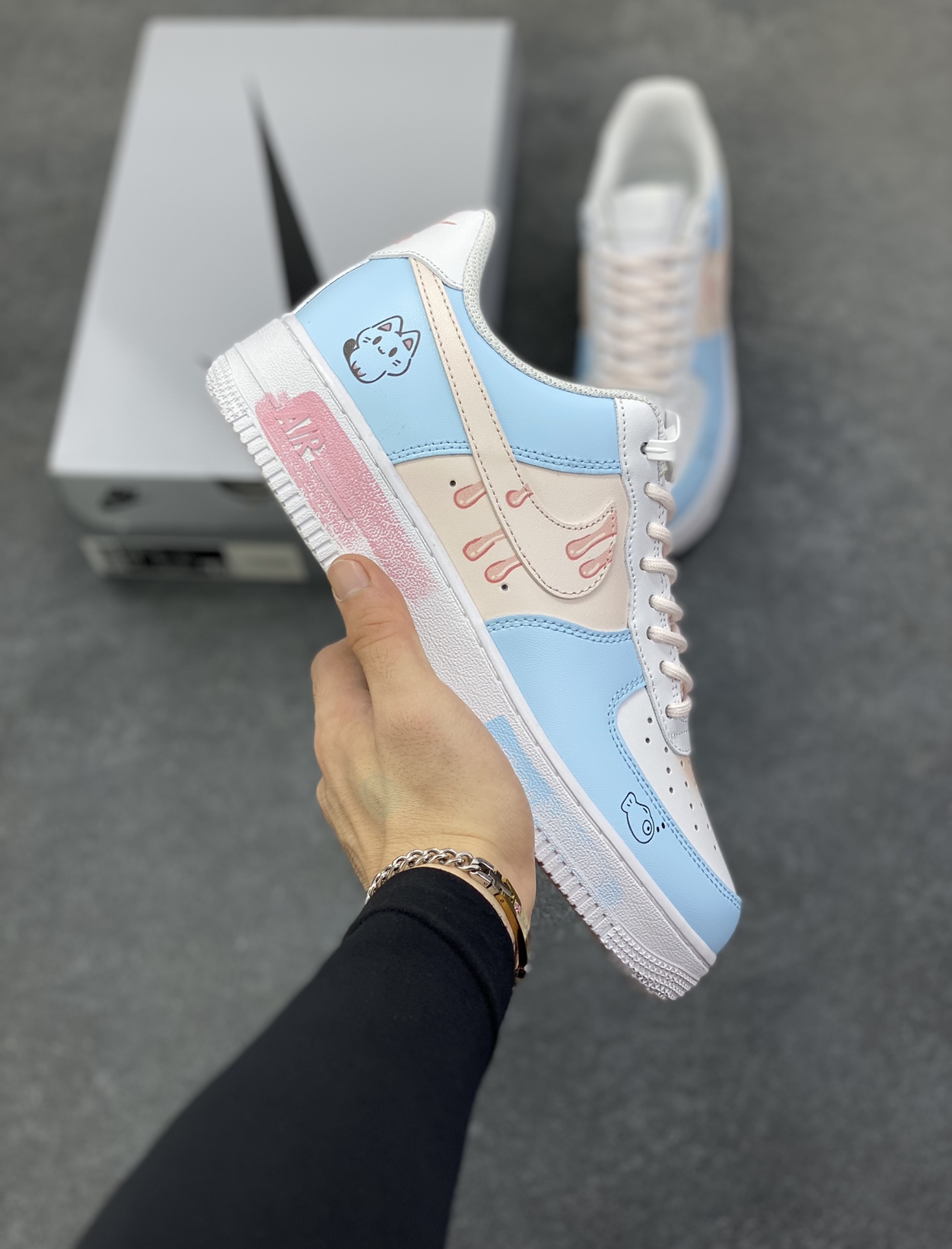 Nike Air Force 1 Low’07小鱼小猫 空军一号低帮休闲板鞋 定制皮料 定制鞋盒 原楦原纸板 纯正空军版型 内置全掌气垫 货号：ZH0316-107 尺码：36 36.5 37.5 38 38.5 39 40 40.5 41 42 42.5 43 44 44.5 45-选品中心