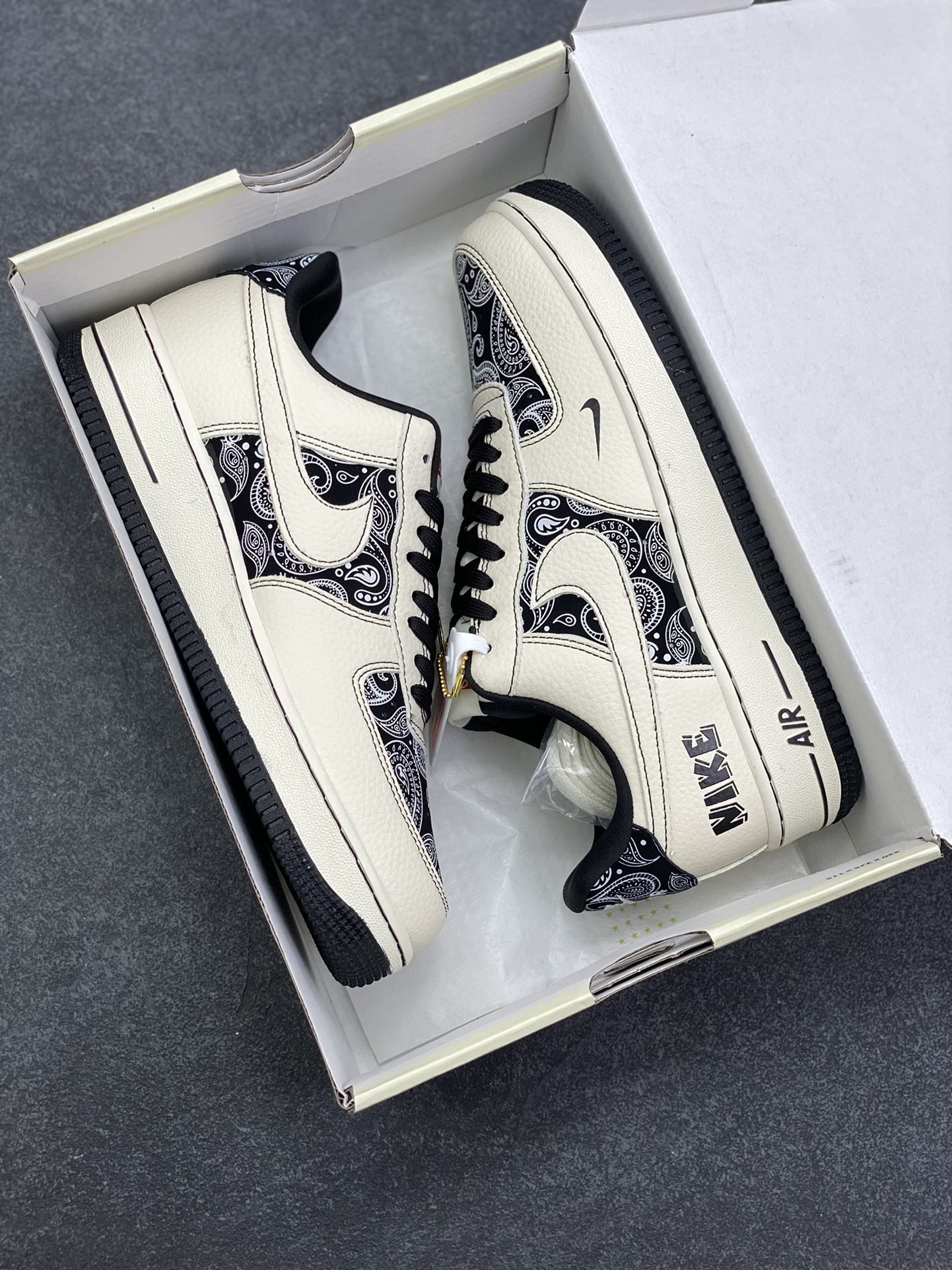 图片[9]-NIke Air Force 1 \’07 Low 腰果花–经典白黑 空军一号低帮 运动鞋 休闲鞋 折边针车 工艺难度大 原楦头原纸板 高级牛仔 原装鞋盒 原厂鞋底 超高清洁度 细节完美 货号：ZD1988-005 尺码：36 36.5 37.5 38 38.5 39 40 40.5 41 42 42.5 43 44 44.5 45-选品中心