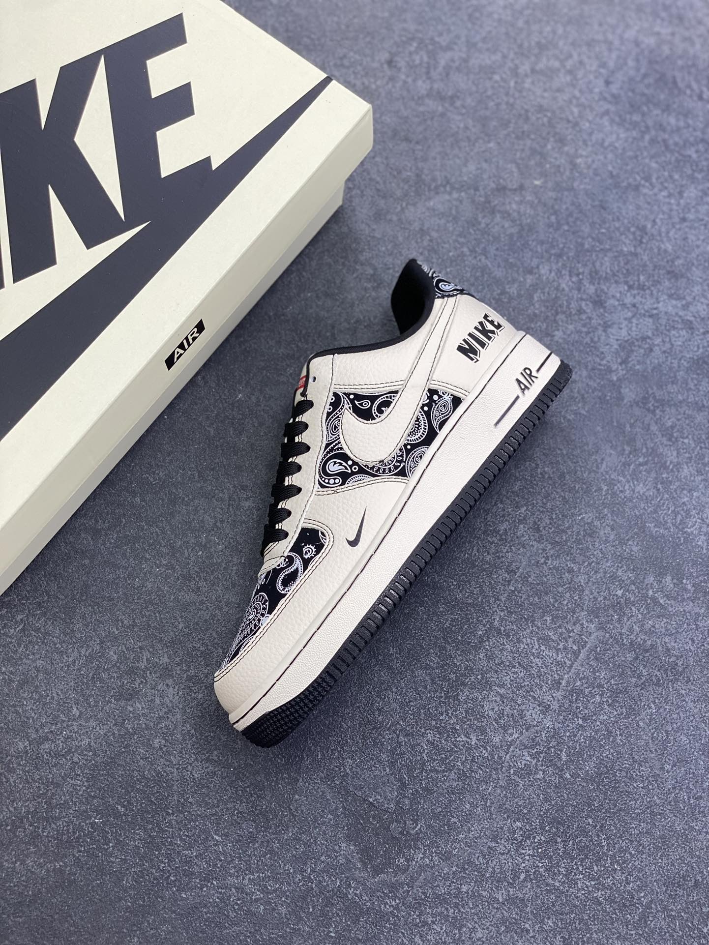 图片[7]-NIke Air Force 1 \’07 Low 腰果花–经典白黑 空军一号低帮 运动鞋 休闲鞋 折边针车 工艺难度大 原楦头原纸板 高级牛仔 原装鞋盒 原厂鞋底 超高清洁度 细节完美 货号：ZD1988-005 尺码：36 36.5 37.5 38 38.5 39 40 40.5 41 42 42.5 43 44 44.5 45-选品中心