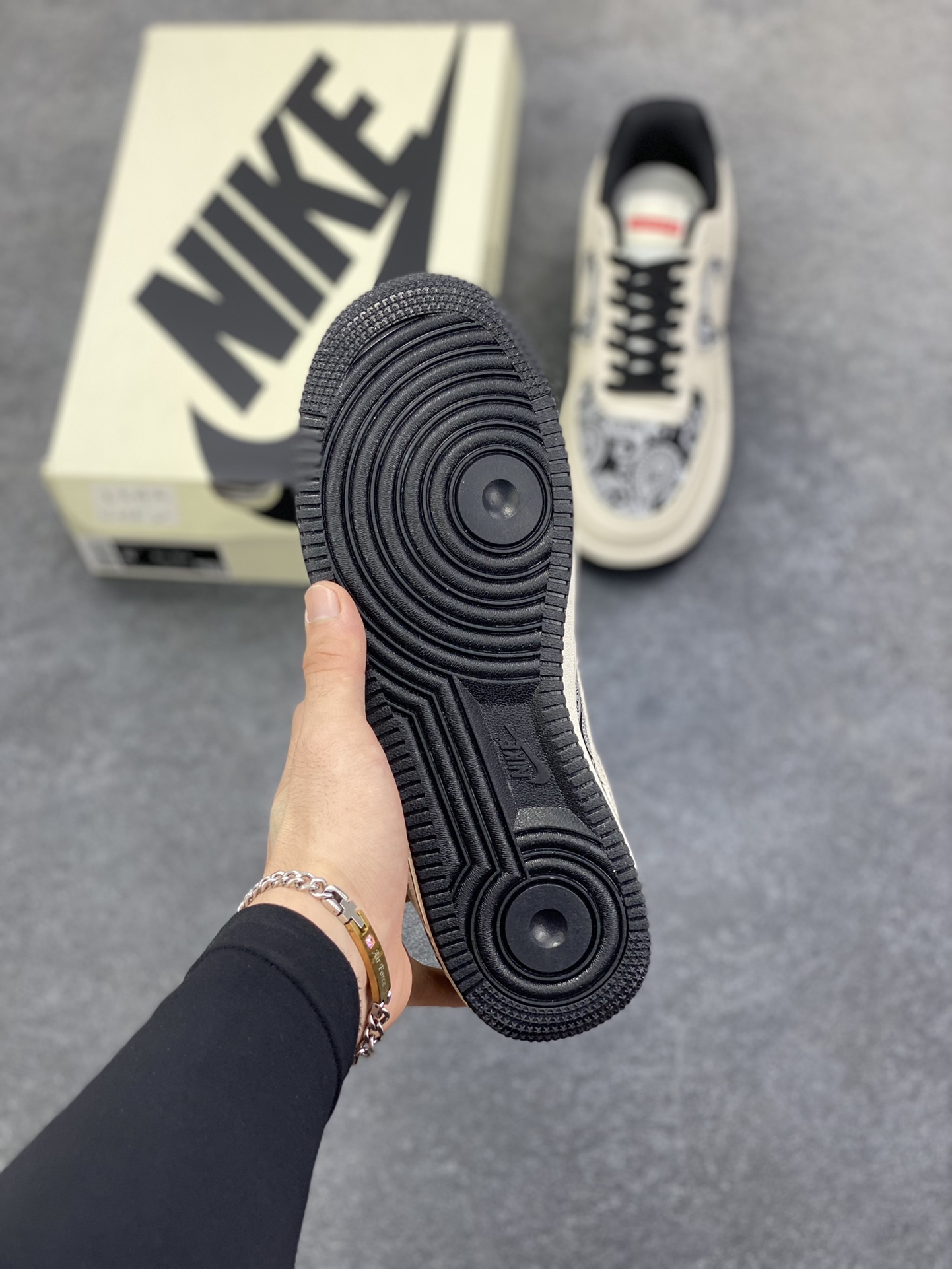 图片[5]-NIke Air Force 1 \’07 Low 腰果花–经典白黑 空军一号低帮 运动鞋 休闲鞋 折边针车 工艺难度大 原楦头原纸板 高级牛仔 原装鞋盒 原厂鞋底 超高清洁度 细节完美 货号：ZD1988-005 尺码：36 36.5 37.5 38 38.5 39 40 40.5 41 42 42.5 43 44 44.5 45-选品中心