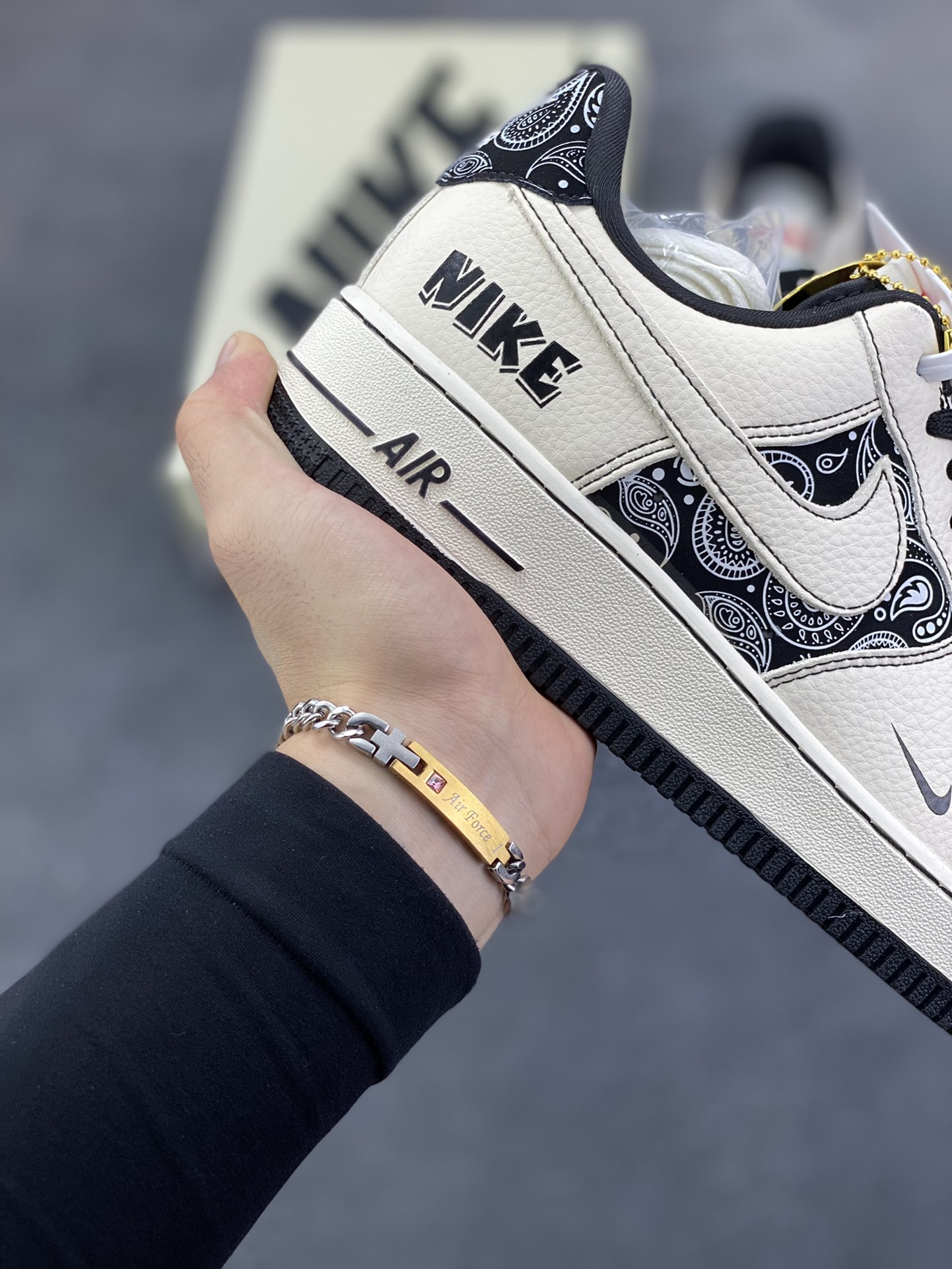 图片[6]-NIke Air Force 1 \’07 Low 腰果花–经典白黑 空军一号低帮 运动鞋 休闲鞋 折边针车 工艺难度大 原楦头原纸板 高级牛仔 原装鞋盒 原厂鞋底 超高清洁度 细节完美 货号：ZD1988-005 尺码：36 36.5 37.5 38 38.5 39 40 40.5 41 42 42.5 43 44 44.5 45-选品中心